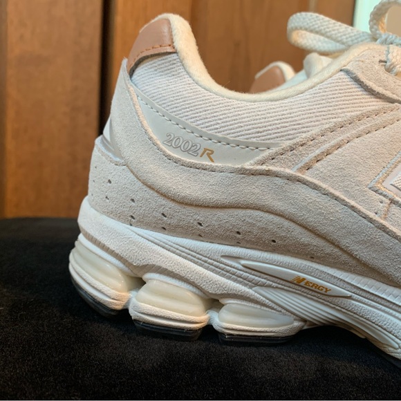 New Balance 2002R Women Size 8.5 US / Men 7 US - Picture 2 of 10